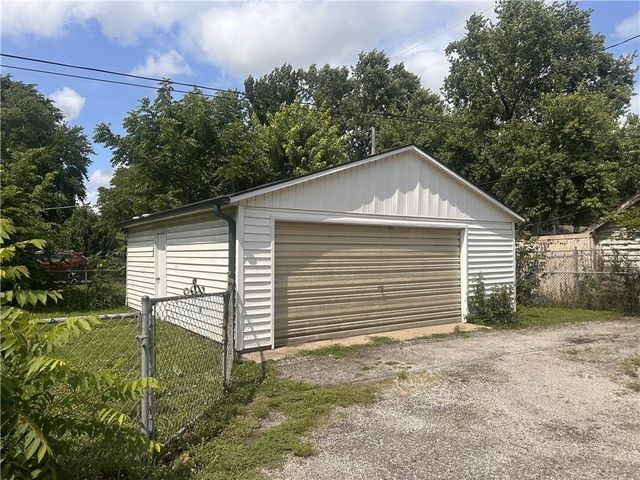 1303 S Maywood Avenue, Independence, MO 64052