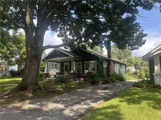 1303 S Maywood Avenue, Independence, MO 64052