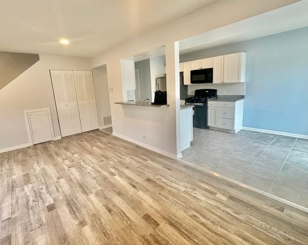 741 Edgelake Point 741, Schaumburg, IL 60194