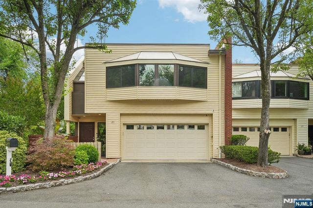 25 Daniel Court, Ridgewood, NJ 07450