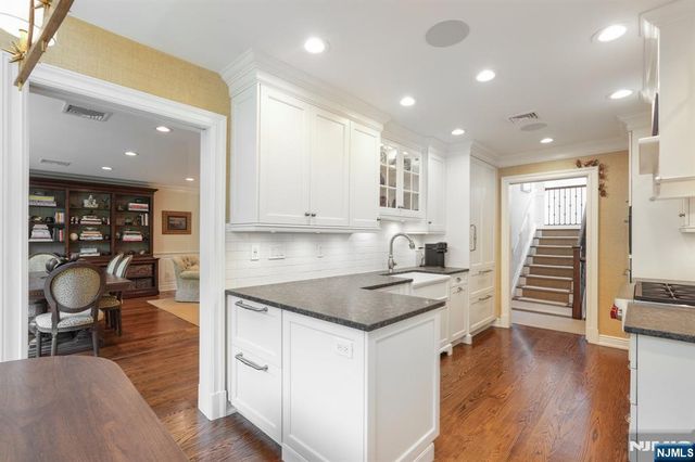 25 Daniel Court, Ridgewood, NJ 07450