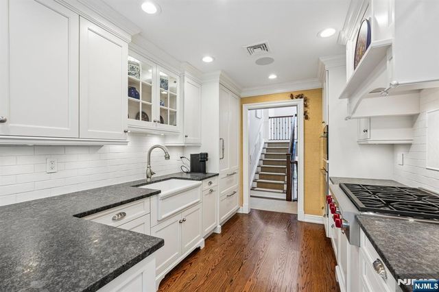 25 Daniel Court, Ridgewood, NJ 07450