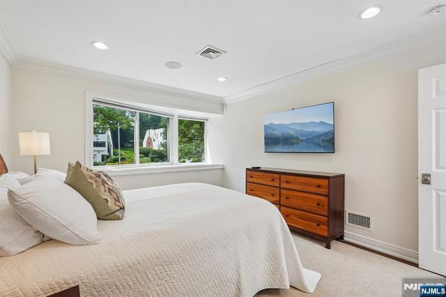 25 Daniel Court, Ridgewood, NJ 07450
