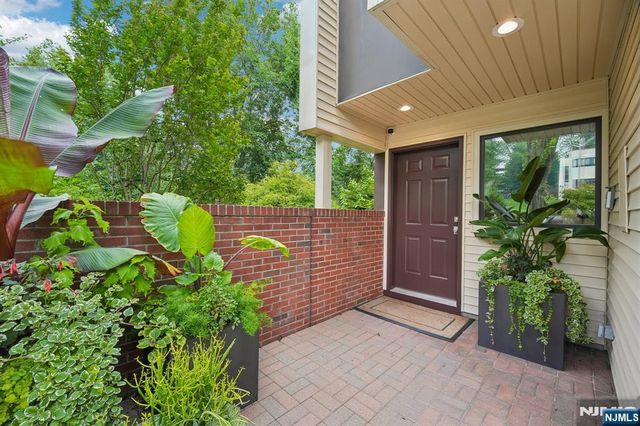25 Daniel Court, Ridgewood, NJ 07450
