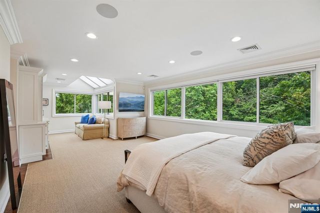 25 Daniel Court, Ridgewood, NJ 07450