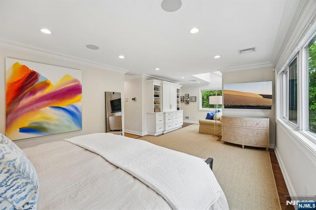 25 Daniel Court, Ridgewood, NJ 07450