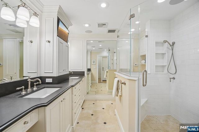 25 Daniel Court, Ridgewood, NJ 07450