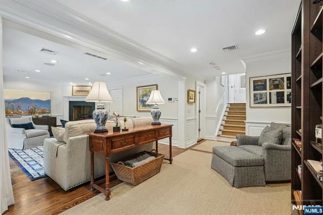 25 Daniel Court, Ridgewood, NJ 07450