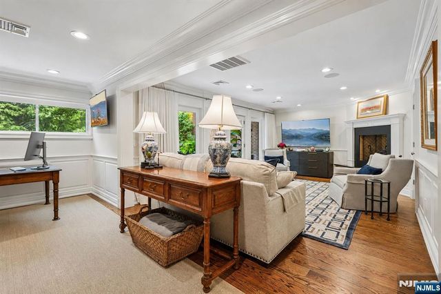 25 Daniel Court, Ridgewood, NJ 07450
