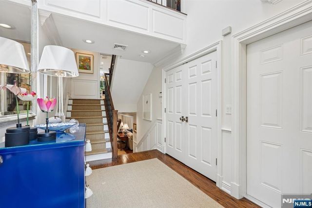 25 Daniel Court, Ridgewood, NJ 07450