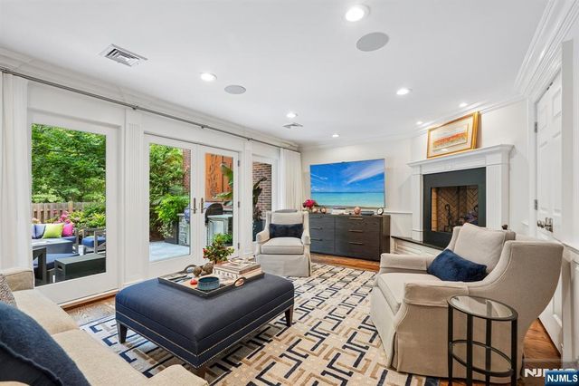 25 Daniel Court, Ridgewood, NJ 07450