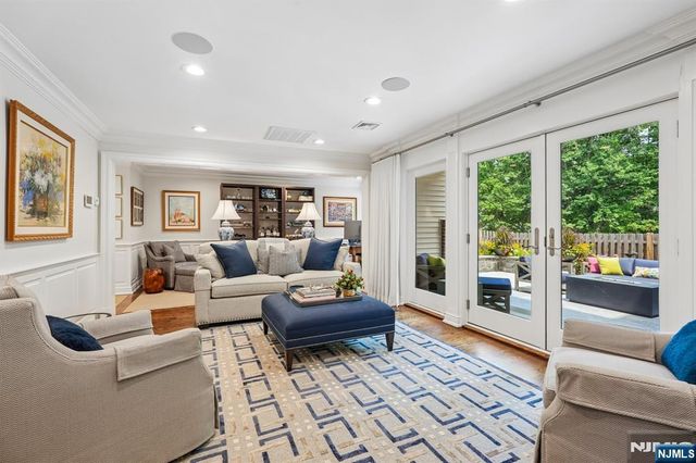 25 Daniel Court, Ridgewood, NJ 07450
