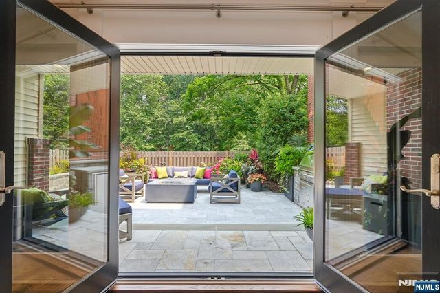 25 Daniel Court, Ridgewood, NJ 07450
