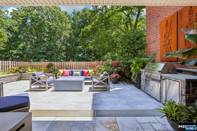 25 Daniel Court, Ridgewood, NJ 07450