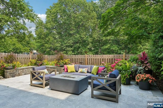 25 Daniel Court, Ridgewood, NJ 07450