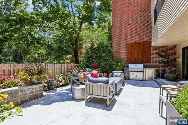 25 Daniel Court, Ridgewood, NJ 07450