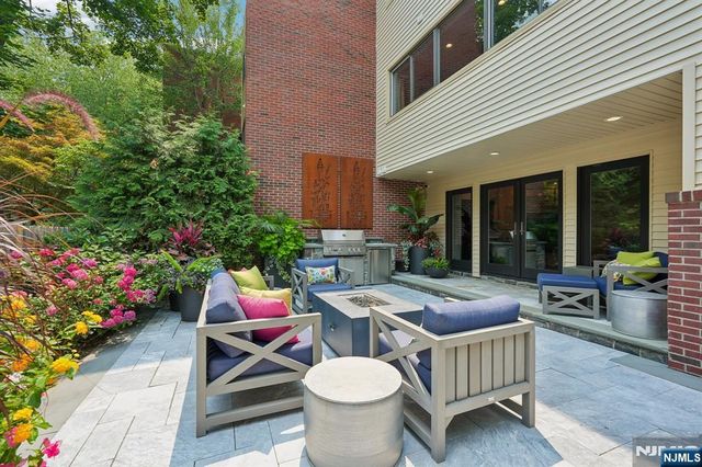25 Daniel Court, Ridgewood, NJ 07450