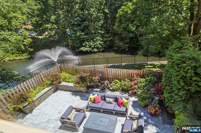 25 Daniel Court, Ridgewood, NJ 07450