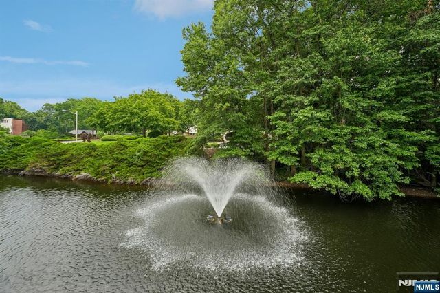 25 Daniel Court, Ridgewood, NJ 07450