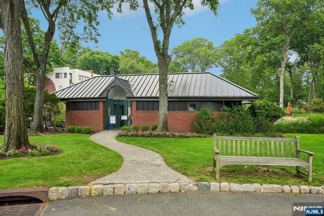 25 Daniel Court, Ridgewood, NJ 07450