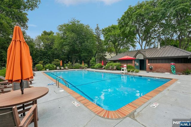25 Daniel Court, Ridgewood, NJ 07450