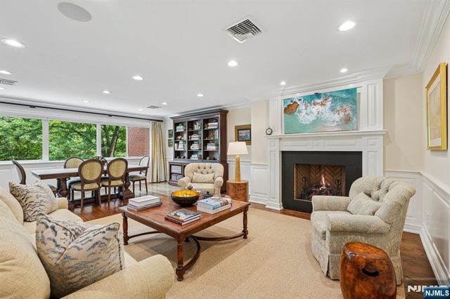 25 Daniel Court, Ridgewood, NJ 07450