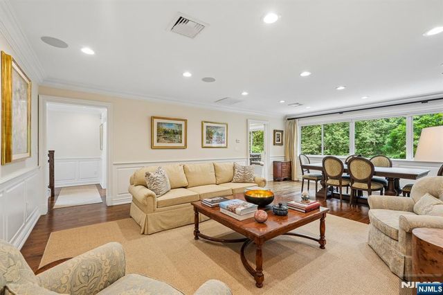 25 Daniel Court, Ridgewood, NJ 07450
