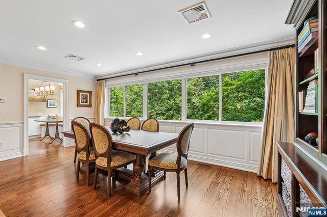 25 Daniel Court, Ridgewood, NJ 07450