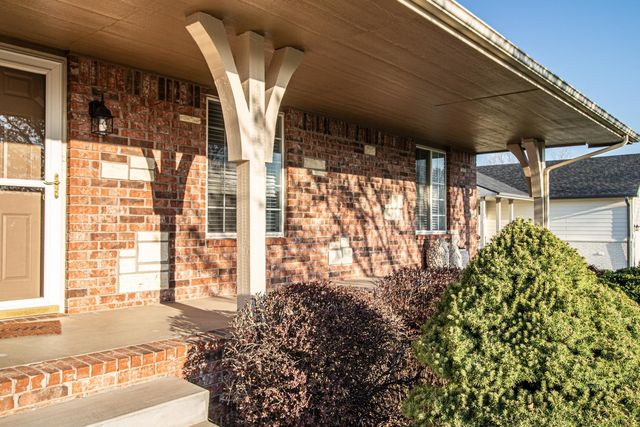 915 N Cedar Brook Cir, Mulvane, KS 67110