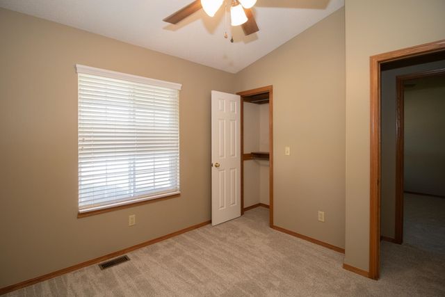 915 N Cedar Brook Cir, Mulvane, KS 67110