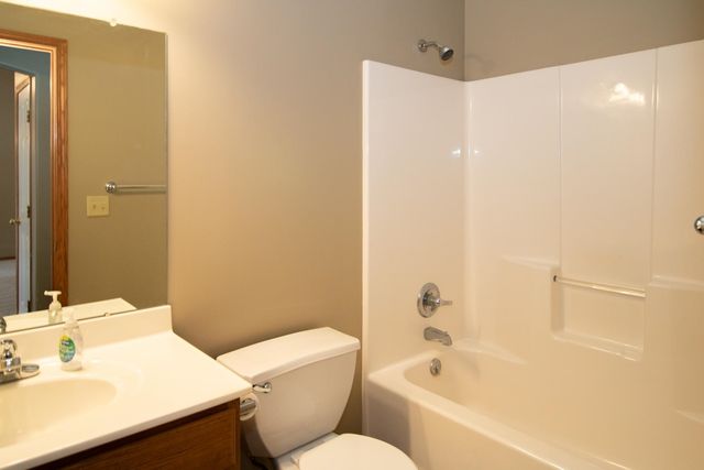 915 N Cedar Brook Cir, Mulvane, KS 67110