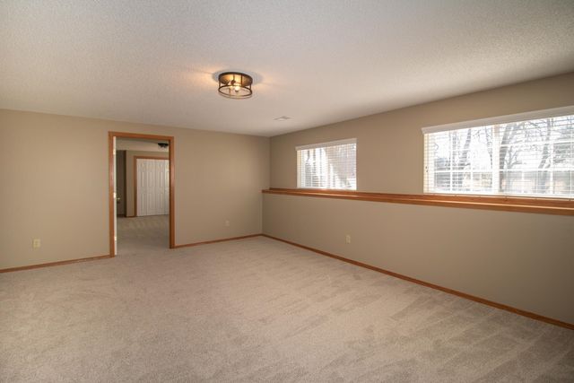 915 N Cedar Brook Cir, Mulvane, KS 67110