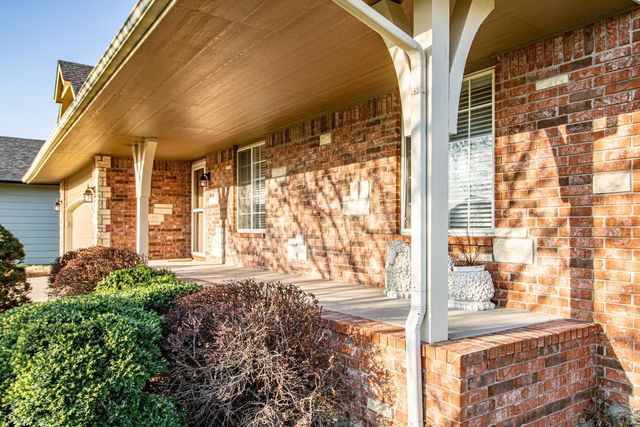 915 N Cedar Brook Cir, Mulvane, KS 67110