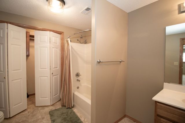 915 N Cedar Brook Cir, Mulvane, KS 67110