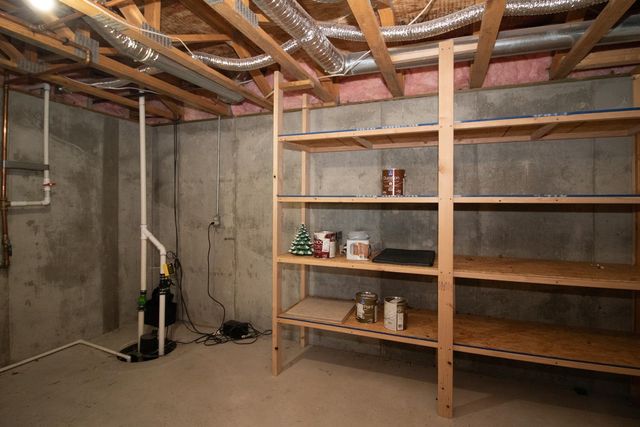 915 N Cedar Brook Cir, Mulvane, KS 67110