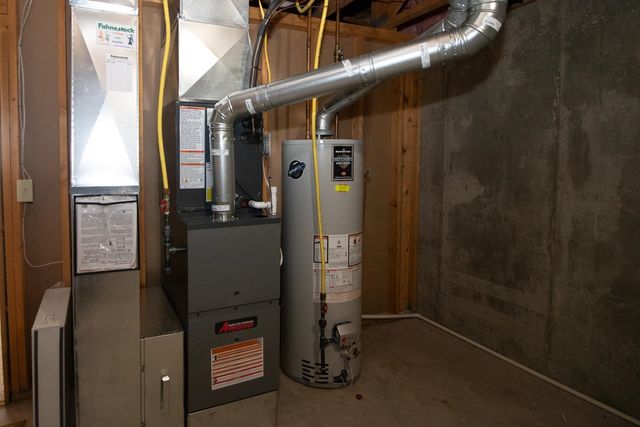 915 N Cedar Brook Cir, Mulvane, KS 67110