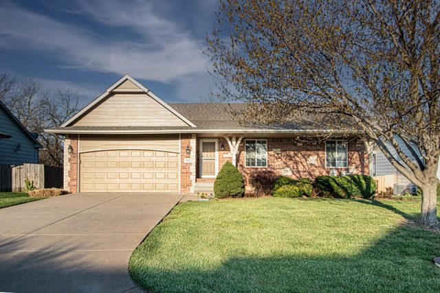 915 N Cedar Brook Cir, Mulvane, KS 67110