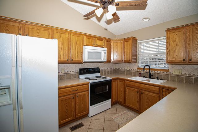 915 N Cedar Brook Cir, Mulvane, KS 67110