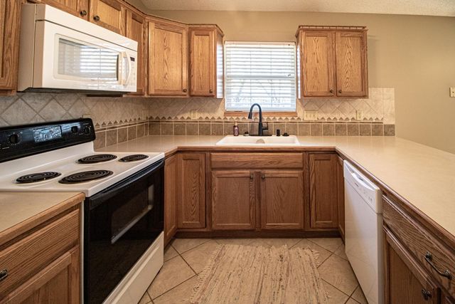 915 N Cedar Brook Cir, Mulvane, KS 67110