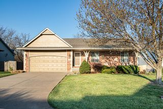 915 N Cedar Brook Cir, Mulvane, KS 67110