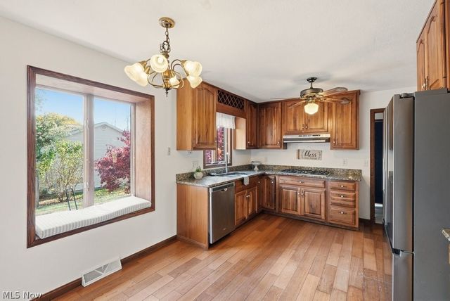 951 S Azalea Boulevard, Barberton, OH 44203