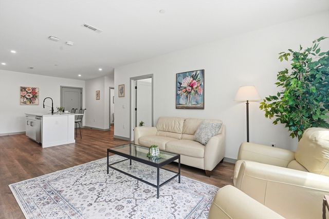 203 Lowell St 103, Wilmington, MA 01887