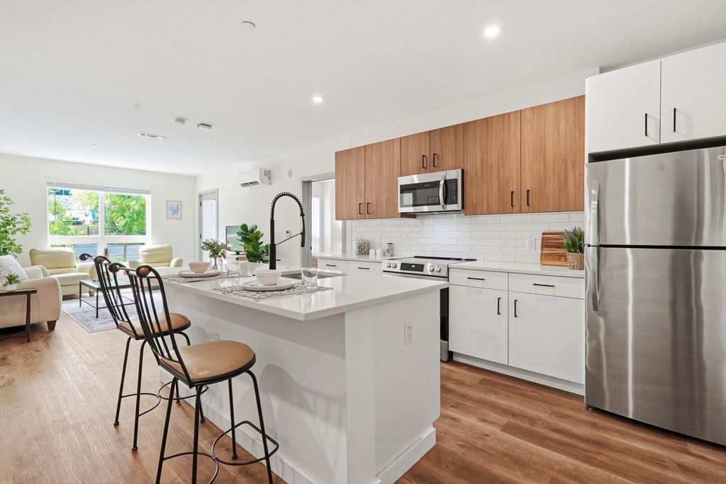 203 Lowell St 103, Wilmington, MA 01887