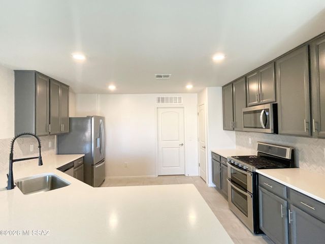 8010 S Golden Bell Drive, Tucson, AZ 85717