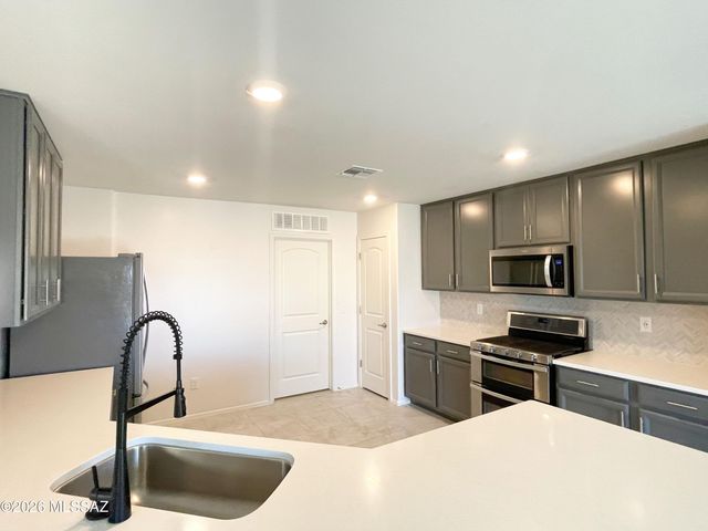 8010 S Golden Bell Drive, Tucson, AZ 85717