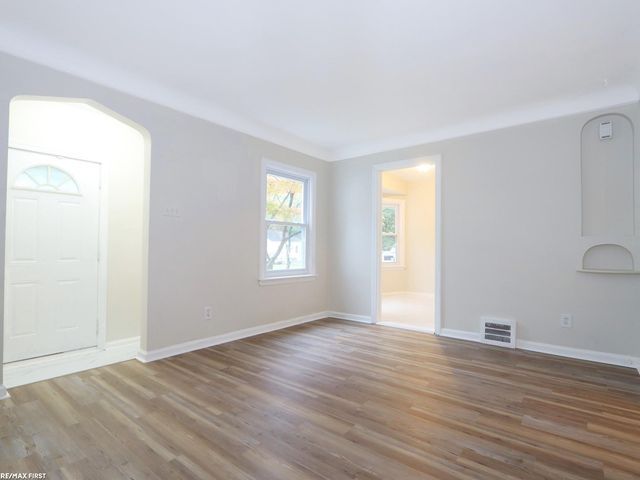 18954 Kingsville Street, Harper Woods, MI 48225