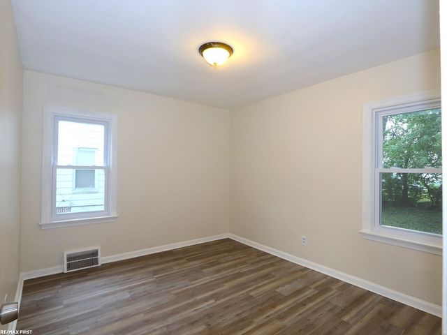 18954 Kingsville Street, Harper Woods, MI 48225