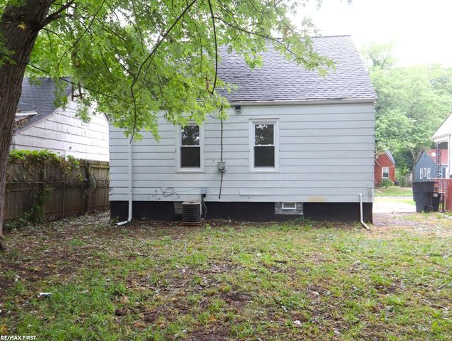 18954 Kingsville Street, Harper Woods, MI 48225