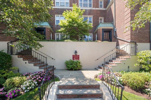 7 Chateaux Circle 7F, Scarsdale, NY 10583