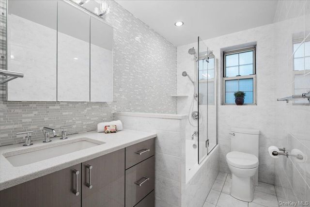 7 Chateaux Circle 7F, Scarsdale, NY 10583